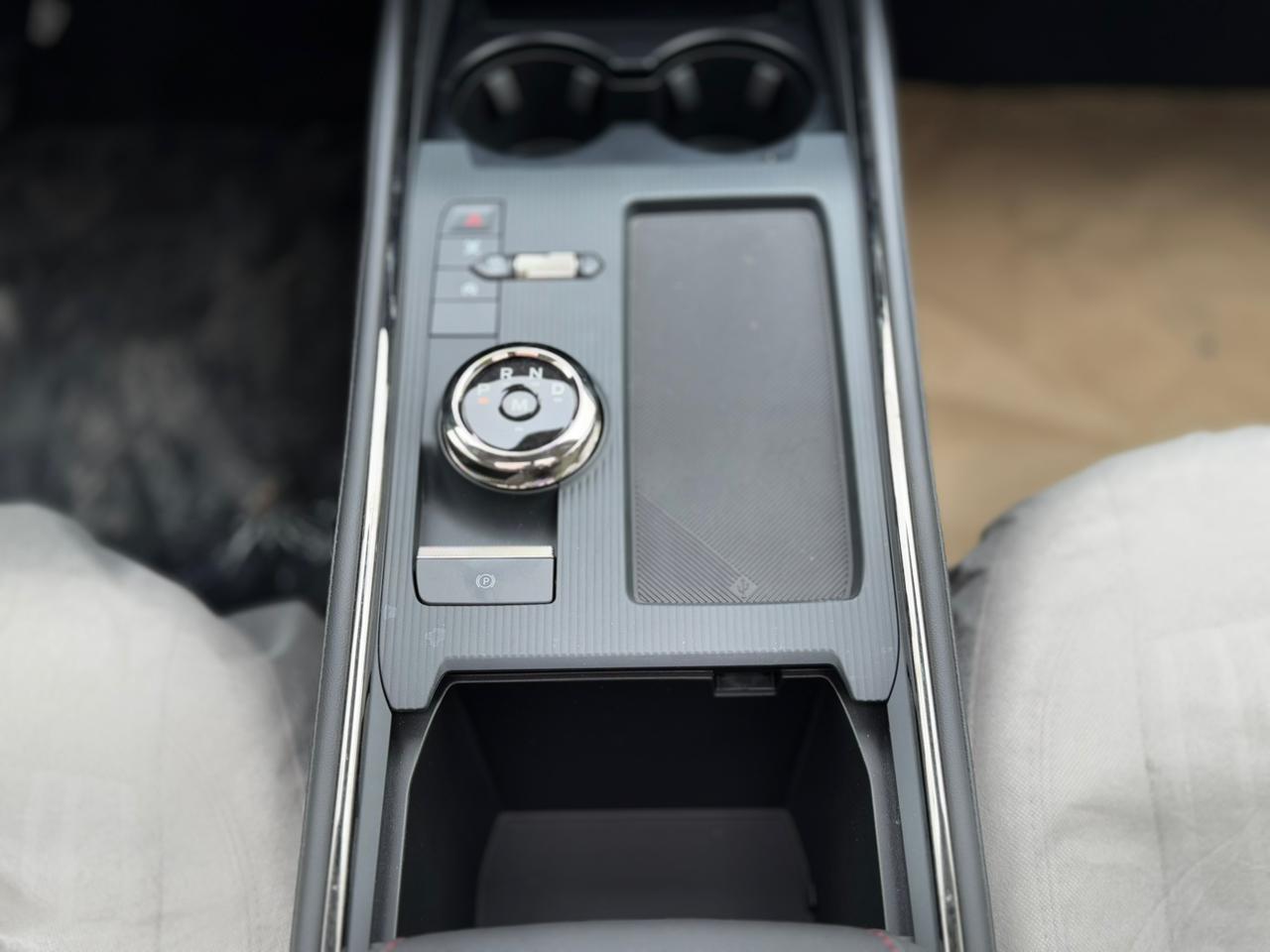 فورد تورس تريند - صور داخلية 8