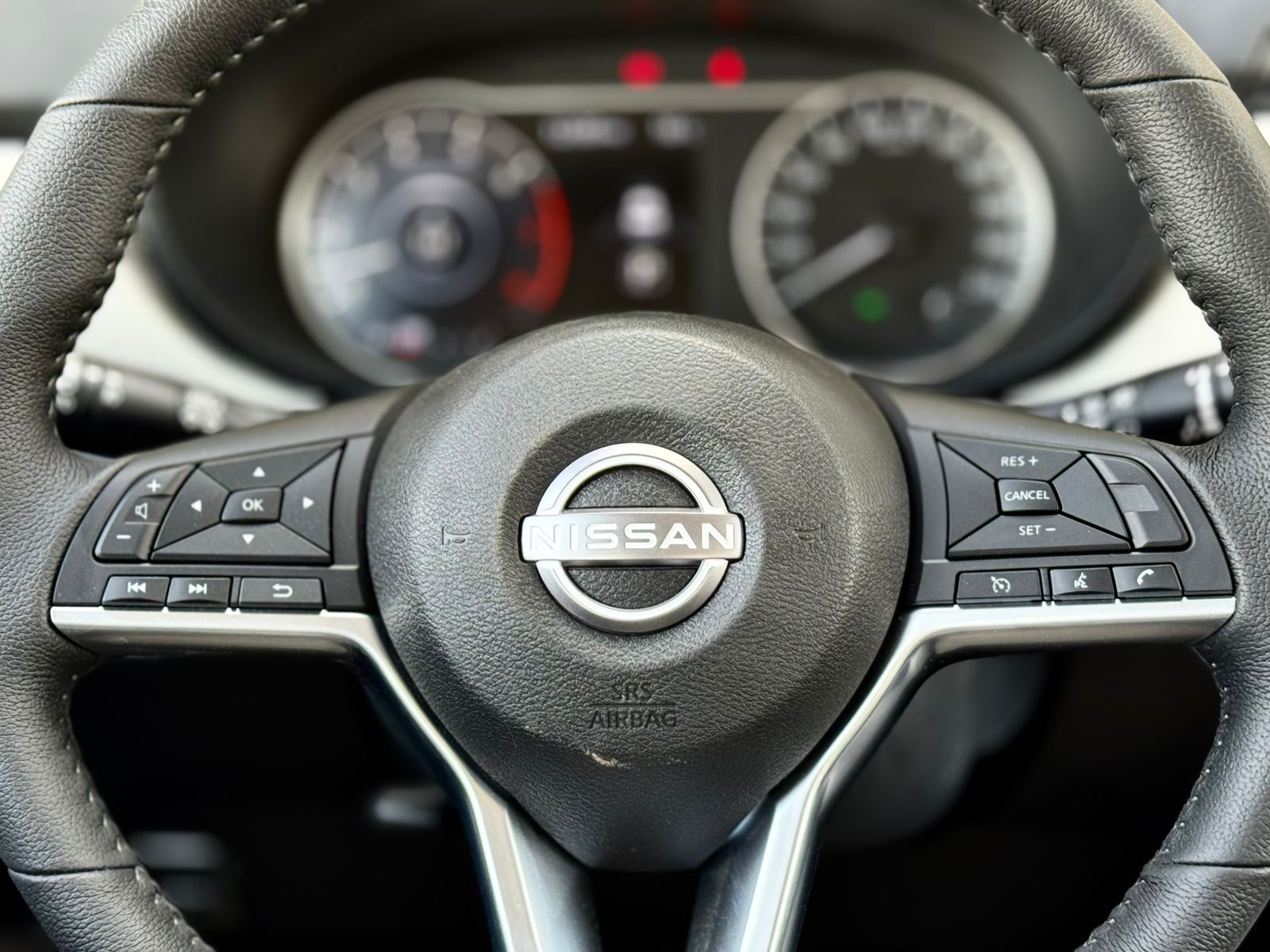 نيسان صني S - صور داخلية 9